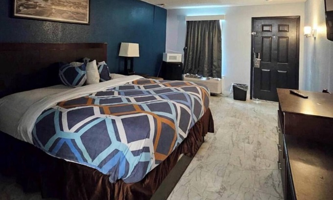 Hattiesburg Apartment | Rodeway Inn Hattiesburg North - King Room - Smoking 10