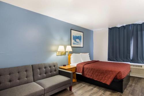 Sidney Hotel | Rodeway Inn & Suites Sidney Historic Downtown I-80