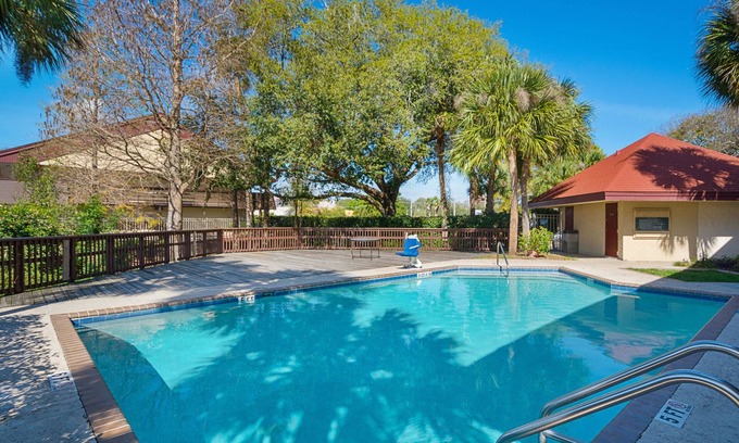 Bearss Plaza Hotel | Rodeway Inn Tampa near Busch Gardens - USF