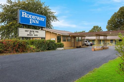 Erie Hotel | Rodeway Inn