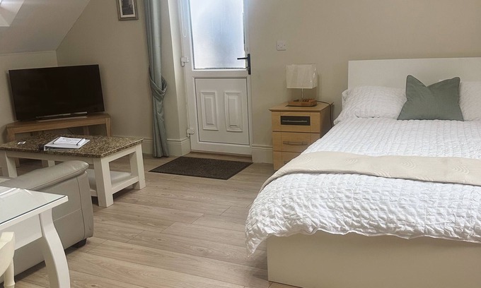 Limavady Apartment | Roe Valley GetawaysnModern Studio with en-suite