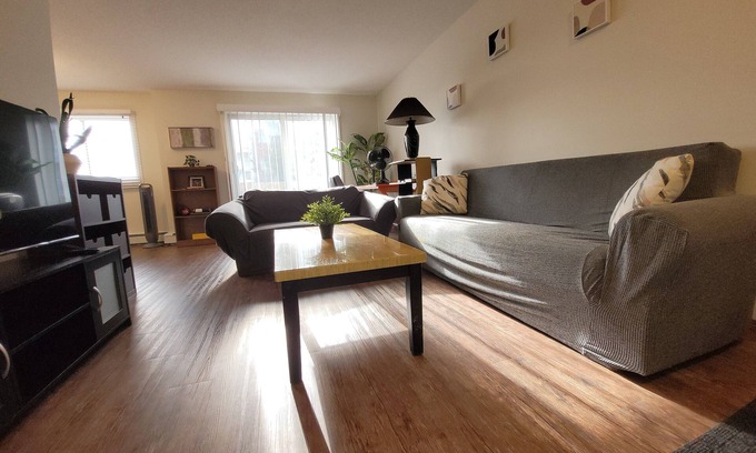 West Edmonton Apartment | ✅️ROGERS Place✅️King-2 twins-futon-cot✅️Central location✅️ 124 Street Arts Area
