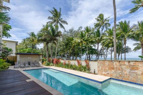 Palm Cove Apartment | Rojo at Island Views—A Breezy Beachfront Retreat