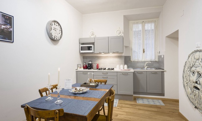 Rione II Trevi Apartment | Roman Holidays in Trevi Fountain
