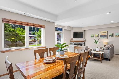 Downtown Leavenworth Apartment | Romanna's all-season getaway at Icicle Village with pool and hot tub