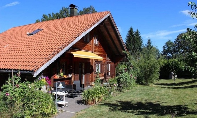 Hierholz House | Romantic artist's house by the pond Pet-friendly