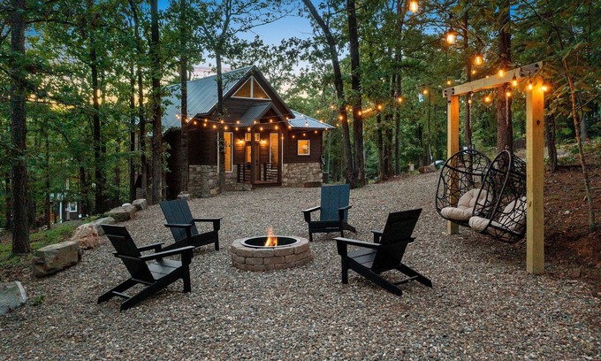 Broken Bow Cabin | Romantic Cabin Escape-Spa-Swing Chairs-EV Charger