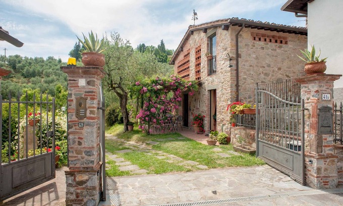 Nozanno Villa | Romantic farmhouse villa in Lucca to sleep 5 guests with private pool and wi-fi