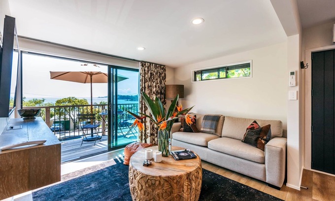 Oneroa House | Romantic get away , 3 min walk to beach restaurants and shop