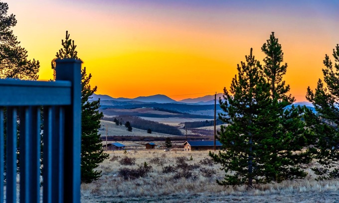 Fairplay Cabin | Romantic Getaway~Pikes Peak~Deck~35 min to Breck