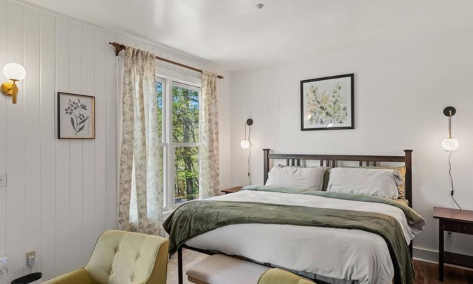 Townsend Hotel | Romantic King Studio | Tree Views | Balcony + Trails