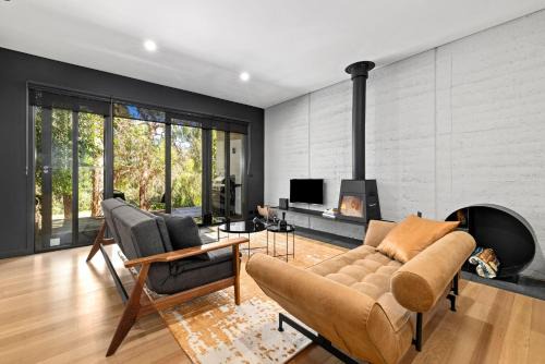 Daylesford Villa | Romantic Lakefront Luxury - Spa Bath, Fireplace, King Bed
