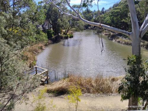 Glen Waverley House | Romantic lakehouse at Glen Waverley