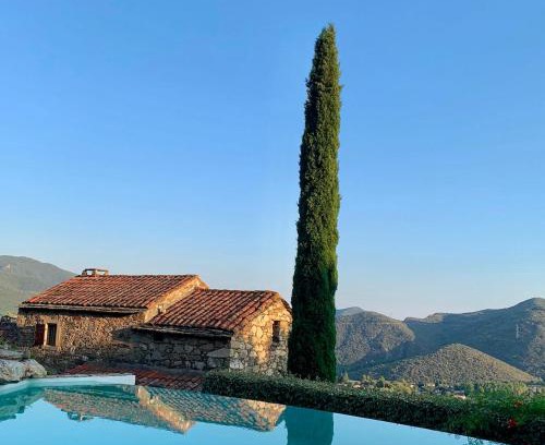 Mons Apartment | Romantic Med Chic Retreat with pool on GR trail