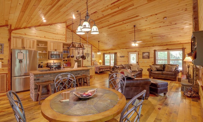 Mountain View Cottage | Romantic Mountain View Cabin Rental Near Downtown!
