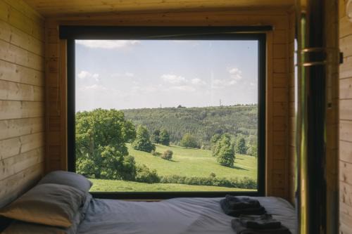 Dowdeswell Apartment | Romantic Off-Grid Cabin Views of Cotswolds