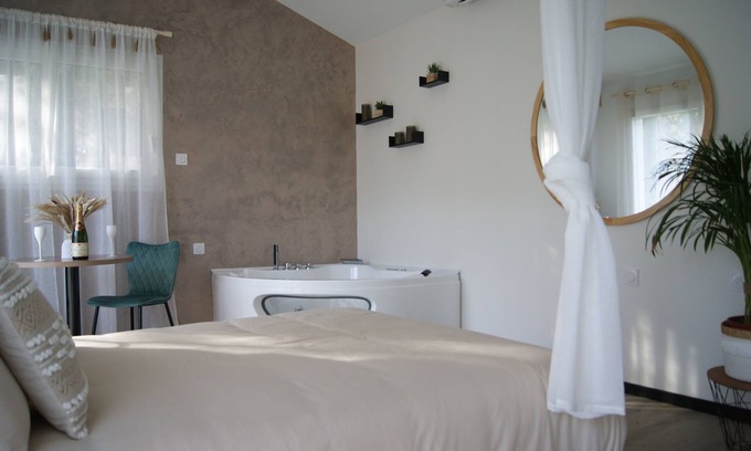Lunas Apartment | Romantic room in nature