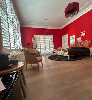 Statenkwartier Hotel | Romantic Rouge Suite - With Round Bath