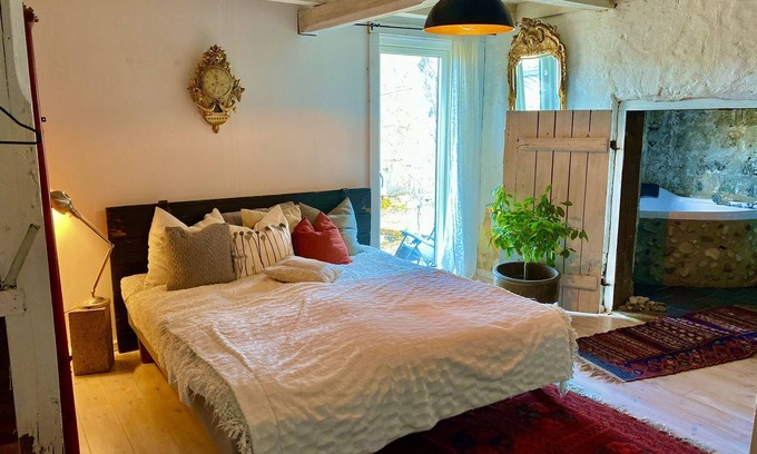 Stjarnsund Villa | Romantic Spa Villa with Fireplace by the lake