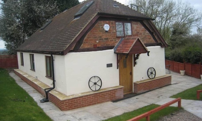 Saintbury Cottage | Romeo Cottage - Sleeps up to 4 - HOT TUB