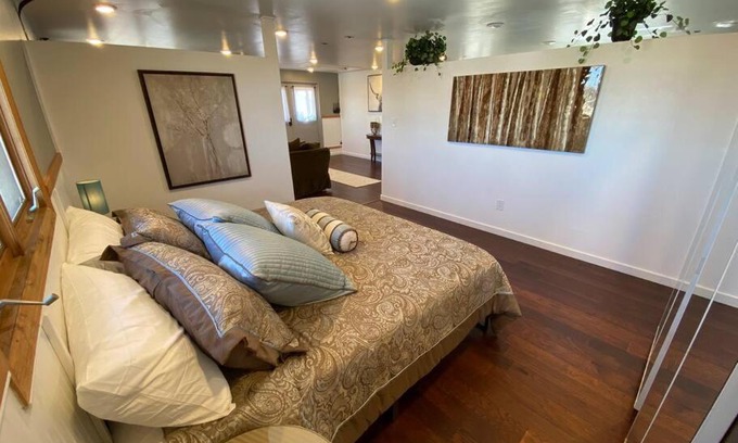 Loveland House | Roof-top stay, king-size bed, views of Loveland