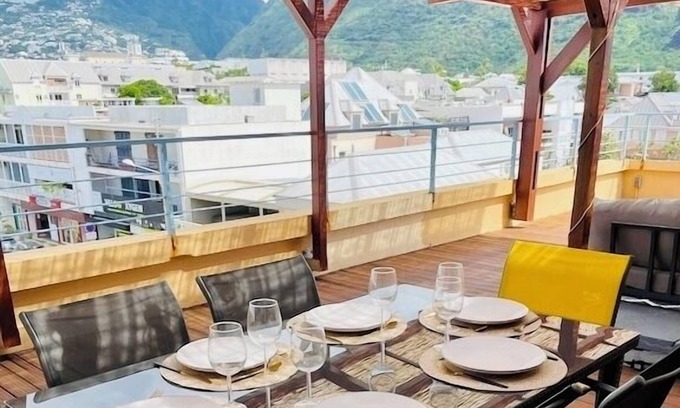 Saint-Denis Apartment | Rooftop apartment in the heart of the Barachois with panoramic views!