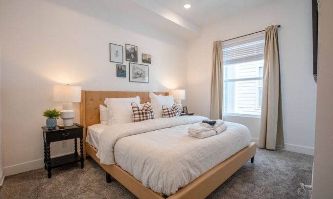 Poplar Grove House | Rooftop | Downtown | Airport