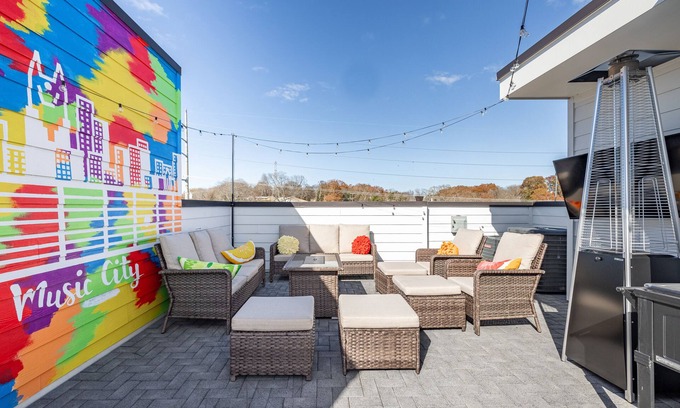 Haynes Area House | Rooftop Patio! Fire Pit, TV, Mural + Skyline View!