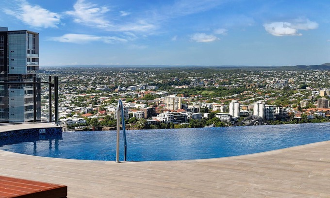 Brisbane Central Business District Apartment | Rooftop Pool|Stunning Apartment on Queen Street