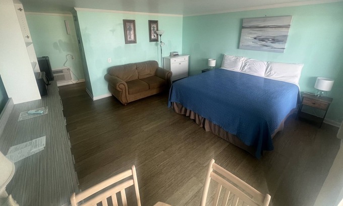 Topsail Beach Hotel | Room#211 Standard 1 King Bed Pets Yes