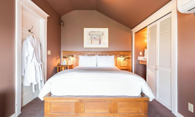 Minor House | Room 306 - Unique Accommodations in Seattle's Capitol Hill