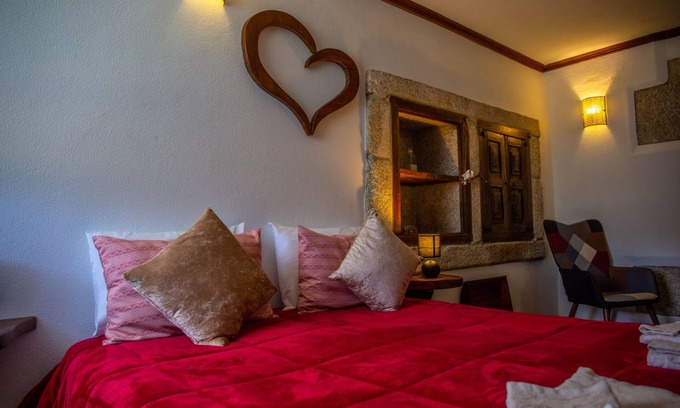 Sortelha Apartment | Room 'Beijo Eterno' with Mountain View, Wi-Fi and Air Conditioning