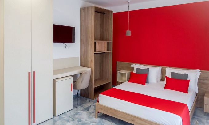 Ercolano Apartment | Room 'Camera Deluxe Vicino Agli Scavi' with Mountain View, Wi-Fi and Air Conditioning