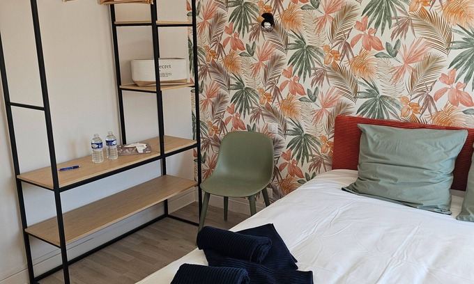 Salies-du-Salat Apartment | Room 'Chambre 7' with Shared Terrace, Wi-Fi and Air Conditioning