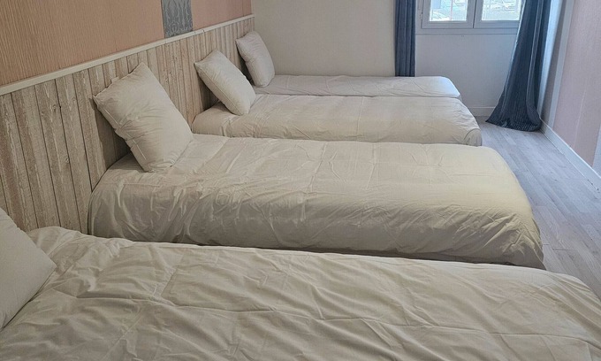 Salies-du-Salat Apartment | Room 'Chambre 7' with Shared Terrace, Wi-Fi and Air Conditioning