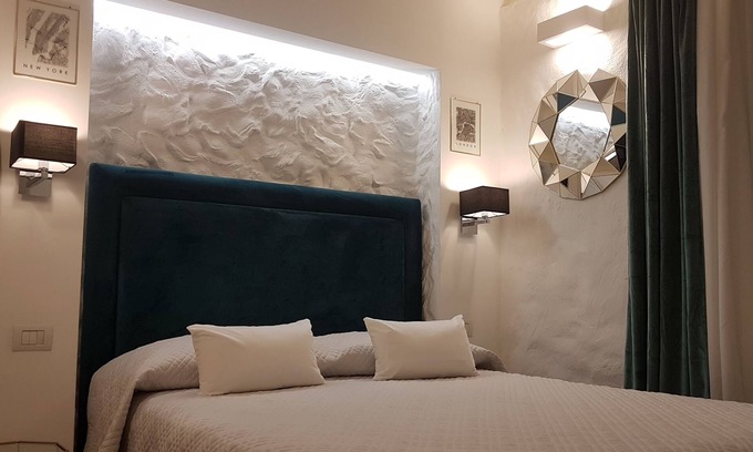 Bari City Centre House | Room Del Giglio, elegant room in the center of Bari