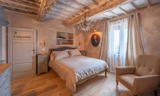 Campiglia d'Orcia Apartment | Room 'L'imbrunire - Il Lampadone' with Shared Garden, Wi-Fi and Air Conditioning