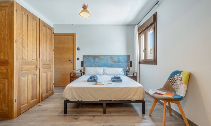 Murchas Apartment | Room 'La Boheme 1' with Mountain View, Wi-Fi and Air Conditioning