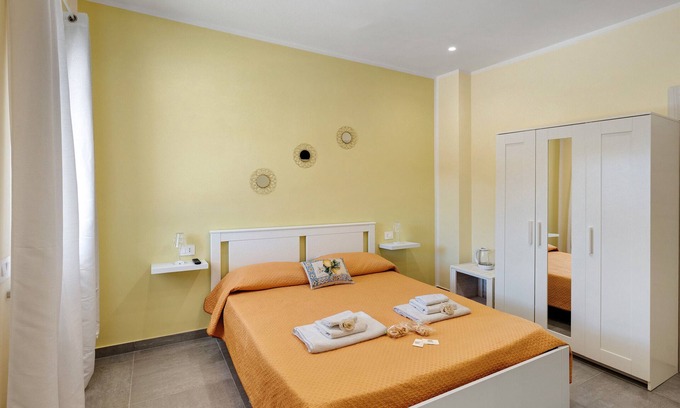 Capaccio-Paestum Apartment | Room 'La Fiesta' with Sea View, Wi-Fi and Air Conditioning
