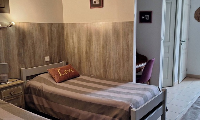 Fye Apartment | Room 'Le Meslay N°7 - Chambre 4 Pers' with Shared Terrace, Shared Garden and Wi-Fi