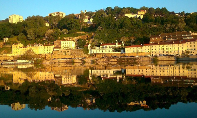 2nd Arrondissement Boat Rental | Room on houseboat unusual town center calm view impregnable