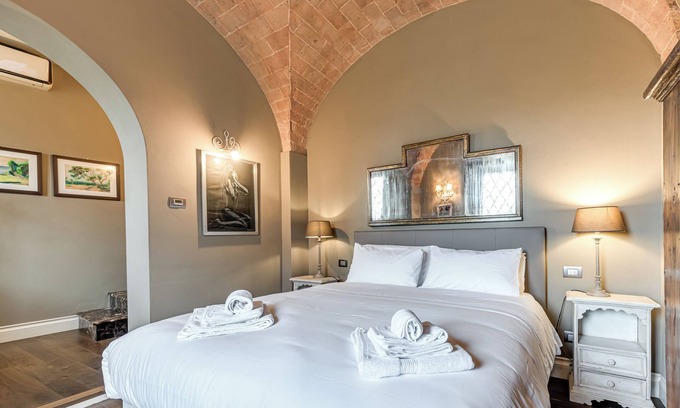 Fiesole Apartment | Room 'Pretty Suite Firenze' with Private Garden, Wi-Fi and Air Conditioning