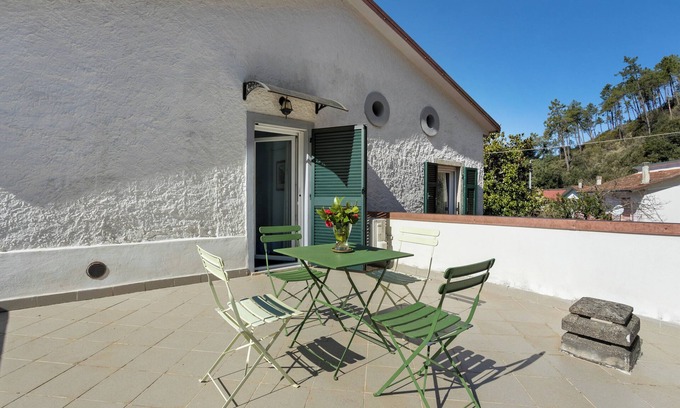 Rocchetta di Vara Apartment | Room 'Tripla Con Balcone' with Mountain View, Wi-Fi and Air Conditioning