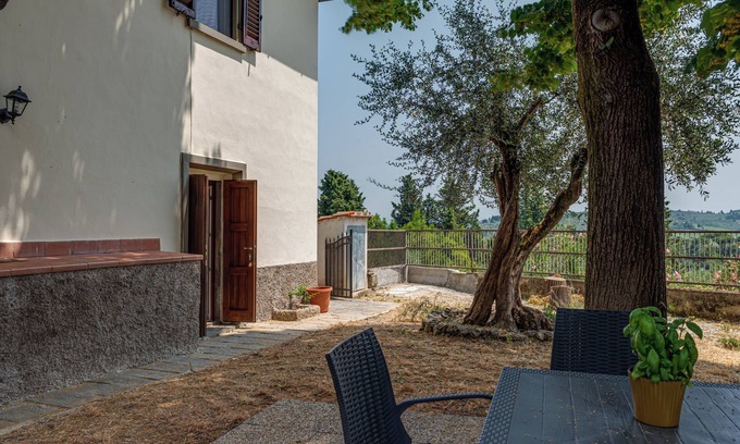 Lastra a Signa Apartment | Room 'Ulivo Con Giardino' with Mountain View, Wi-Fi and Air Conditioning