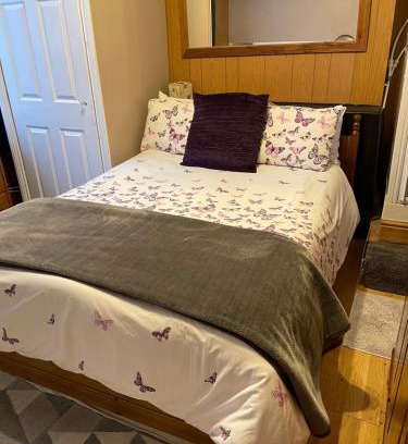 Five Oak Green House | ROOM with SHOWER, TOILET and KITCHENETTE