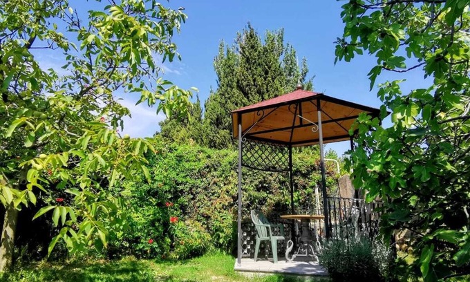 Fitero Apartment | Rooms and apartment in a house with a garden more than 200 years old.