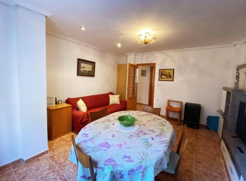 Montolivet House | Rooms in Valencia Great Location in Shared Apartment