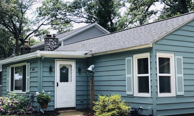 Holland Cottage | Roomy 3 bedroom only 1 mile to Holland St. Park