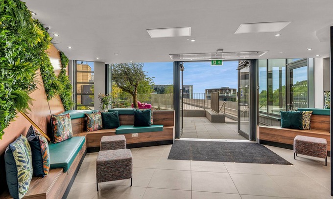 New Town Hotel | Roomzzz Edinburgh