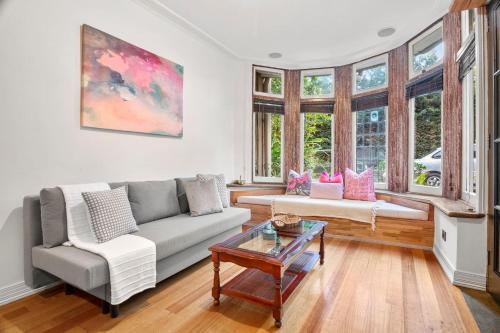 South Yarra Apartment | Rosa & Noir - Riverside Escape near Botanic Gardens